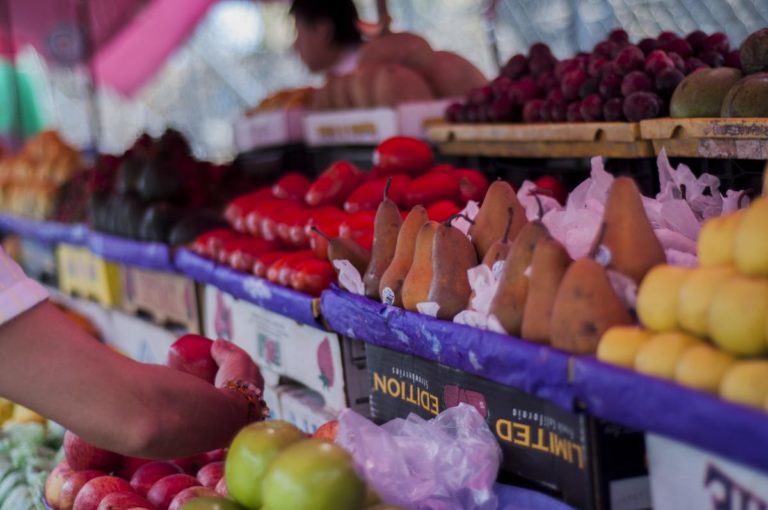 Frutta e verdura esposte in un punto vendita: illuminazione e risposta dei consumatori